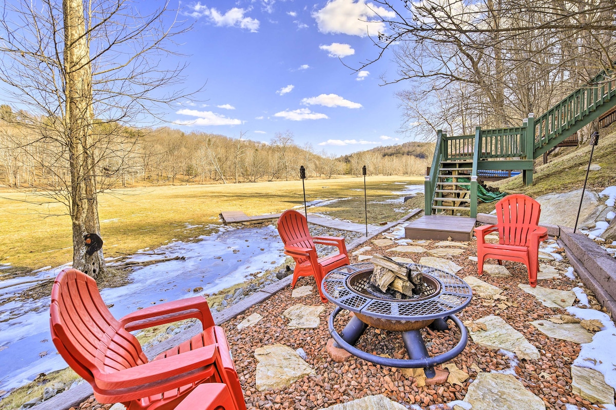 'River Dream Cabin' on New River w/ Deck, Fire Pit