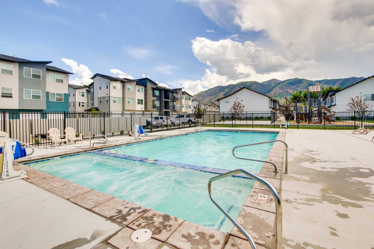 Providence Townhome w/ Amenities ~ 4 Mi to USU!