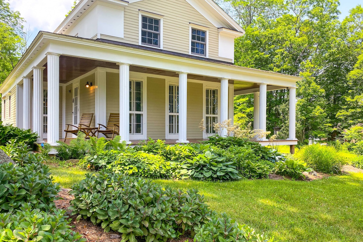 Charming Sharon Dwelling w/ Deck & Fire Pit!