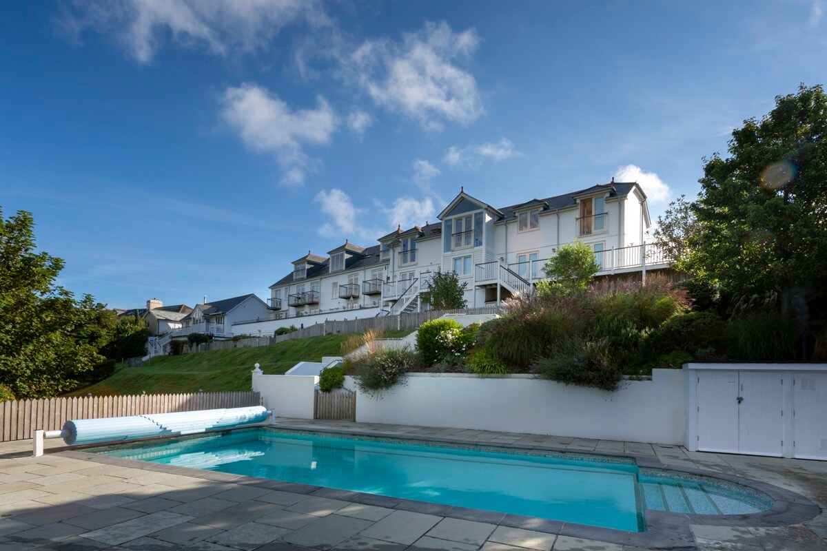 Stunning coastal apartment with pool, near beach