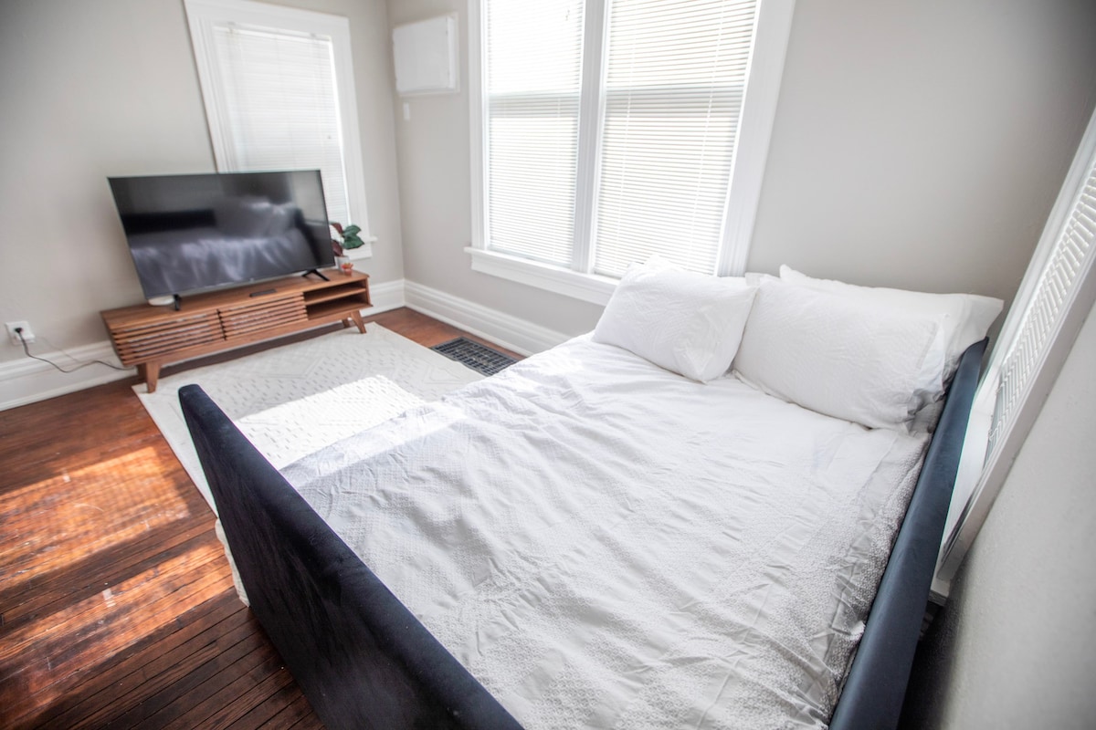 舒适的中城单间公寓，配备全尺寸床+无线网络