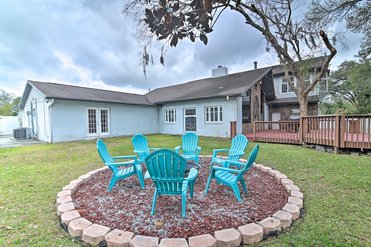 Grand Valrico Home w/ Deck, Fire Pit & Yard!