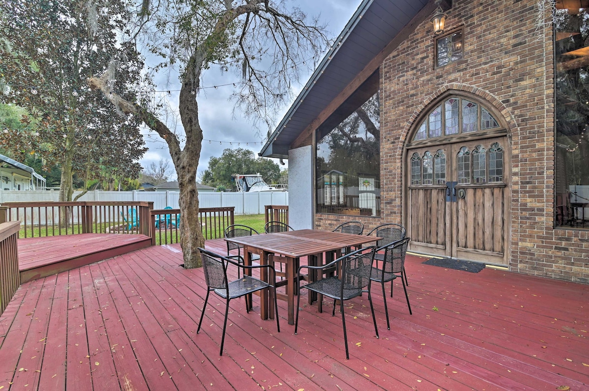 Grand Valrico Home w/ Deck, Fire Pit & Yard!