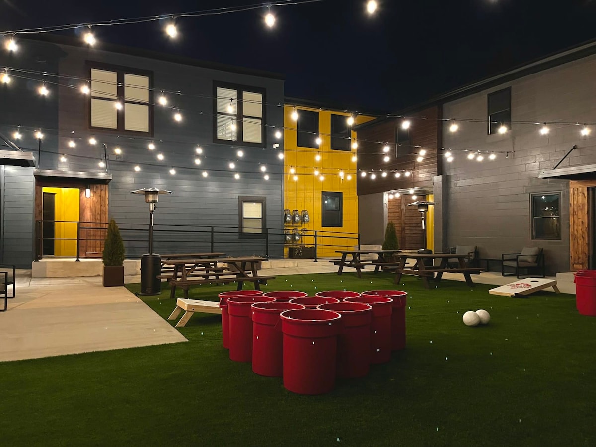 Rooftop & Pub Suites @ Bungalou + Bourbon Bar + Ga