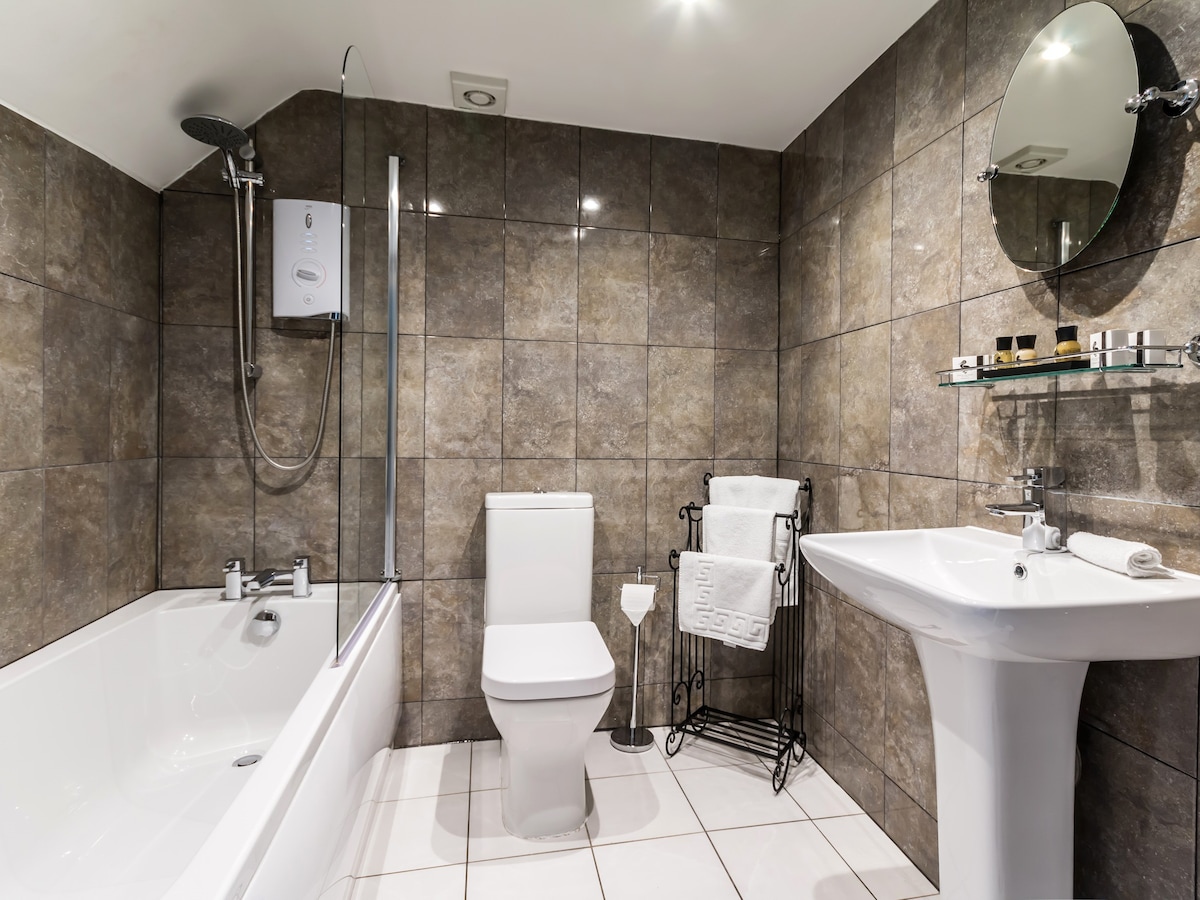 Double Ensuite with Bath The Stamford room