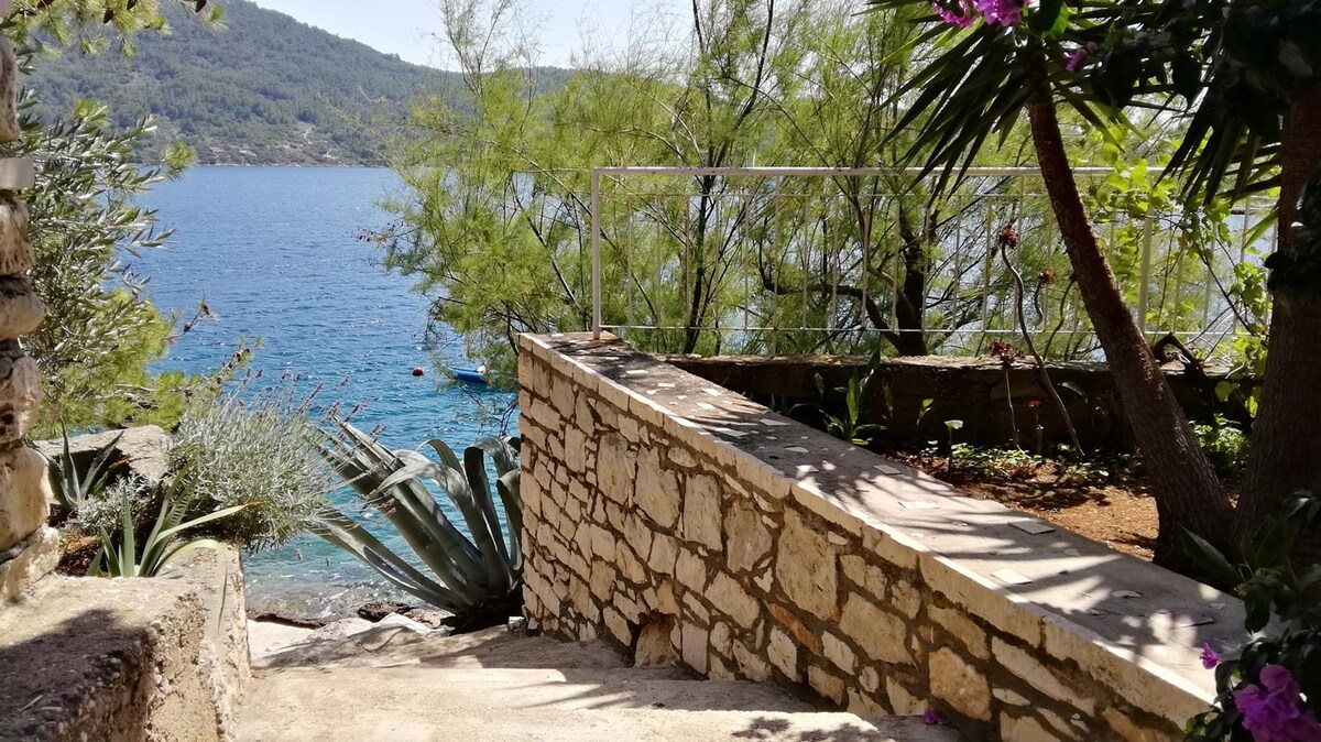 Apartment Mikulina Luka / Apartment on the beach with sea view and terrace