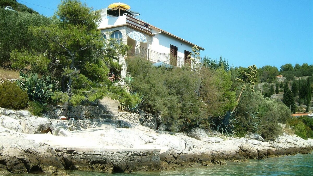 Apartment Mikulina Luka / Apartment on the beach with sea view and terrace