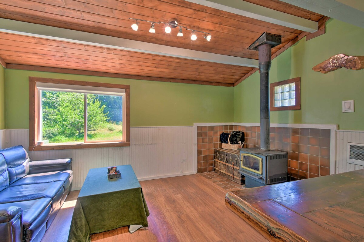 Tranquil + Cozy Yelm Cabin Along Nisqually River!