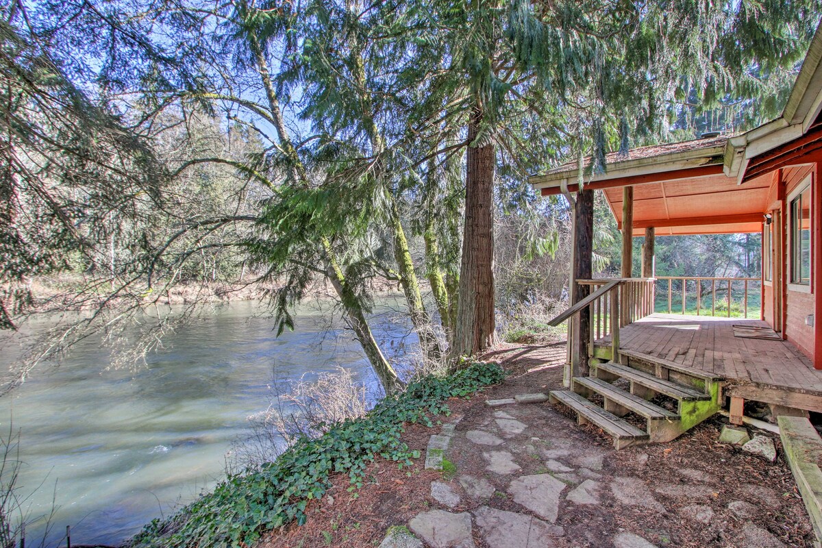 Tranquil + Cozy Yelm Cabin Along Nisqually River!