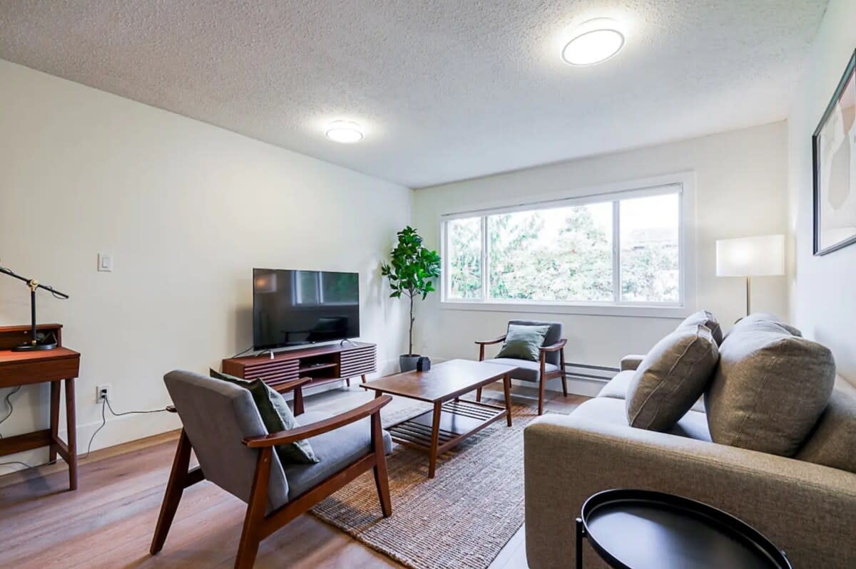 Modern Suite | Downtown Surrey | Free Parking