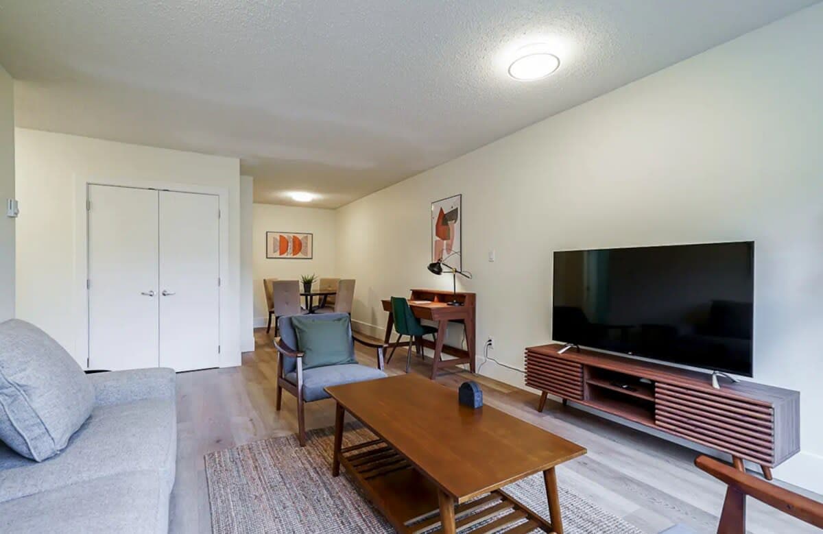 Modern Suite | Downtown Surrey | Free Parking