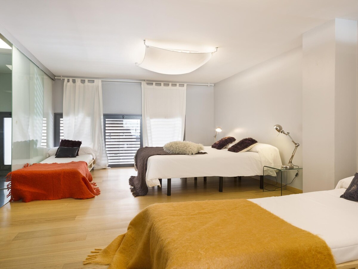公寓，设有大型露台和泳池，靠近萨格拉达家庭酒店（ Sagrada Familia ）