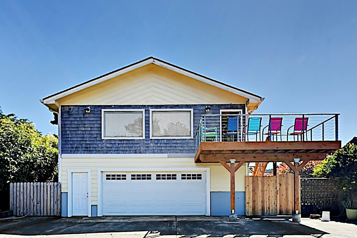 Walk to Beach 2BR Oceanview | Hot Tub | Deck