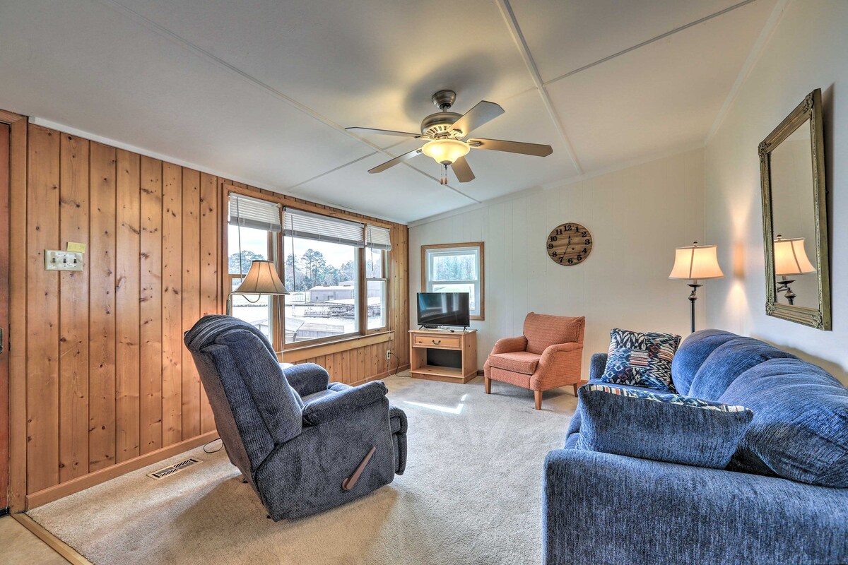 Lake Sinclair Cottage with Deck & Boat Dock!