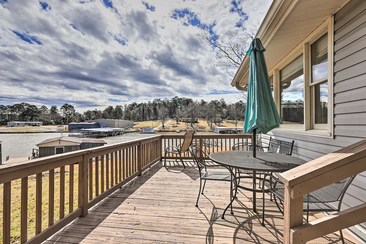 Lake Sinclair Cottage with Deck & Boat Dock!