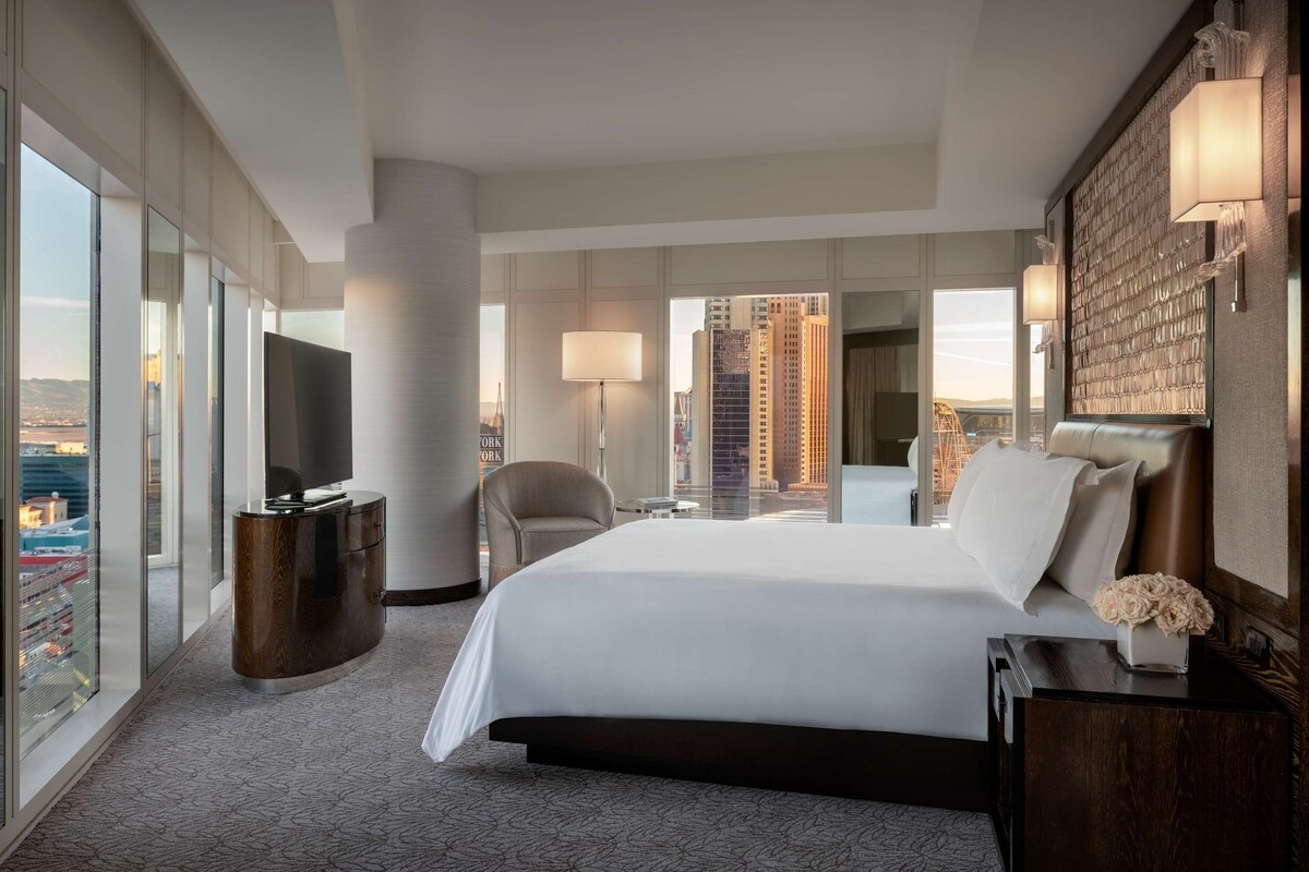 位于拉斯维加斯华尔道夫酒店（ Waldorf Astoria Las Vegas by Suiteness ）的单卧室套房，配备一张床