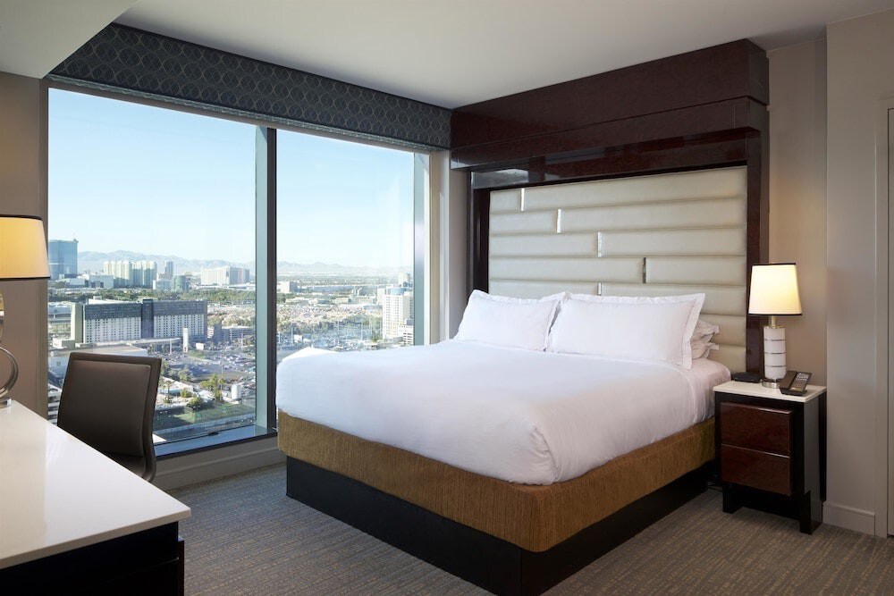 希尔顿大度假俱乐部（ Hilton Grand Vacations Club ）的4卧室套房，提供4张床和一张沙发床Elara Center Strip Las Vegas by Suiteness