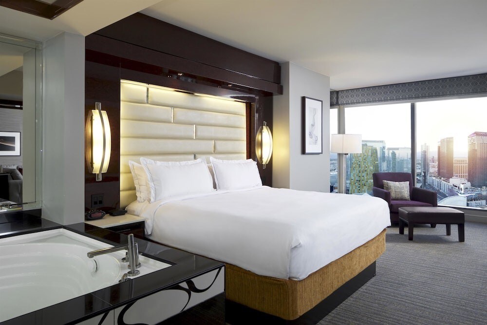 希尔顿大度假俱乐部（ Hilton Grand Vacations Club ）的4卧室套房，提供4张床和一张沙发床Elara Center Strip Las Vegas by Suiteness