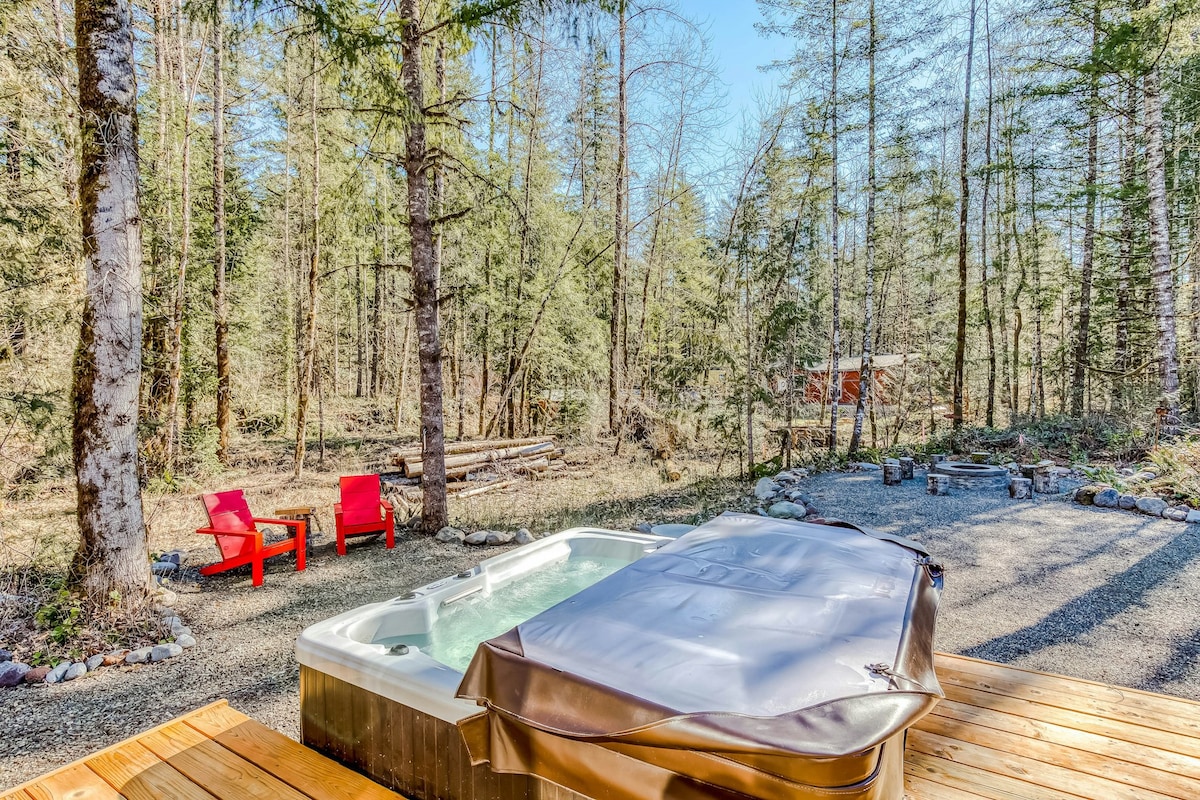 Secluded 2BR | Hot Tub | Deck | Firepit | W/D