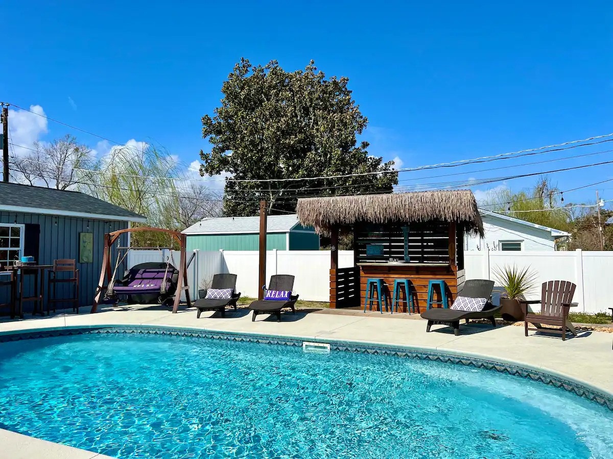 The Oasis - Heated POOL - Tiki Bar - Beach Life!