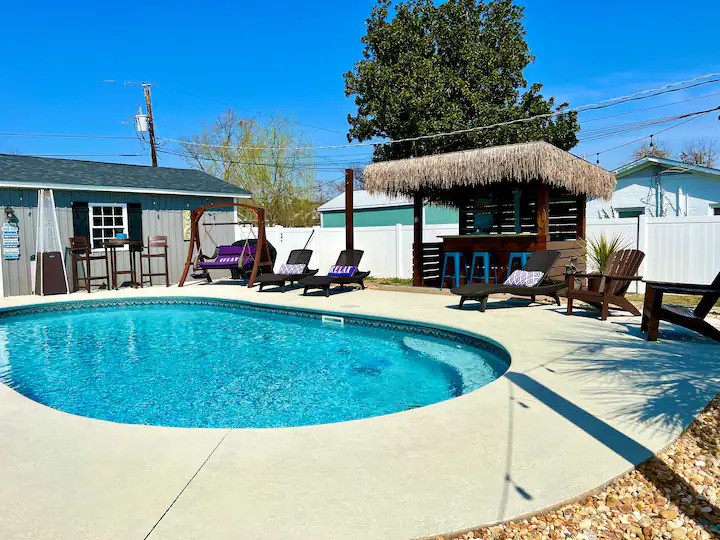 The Oasis - Heated POOL - Tiki Bar - Beach Life!