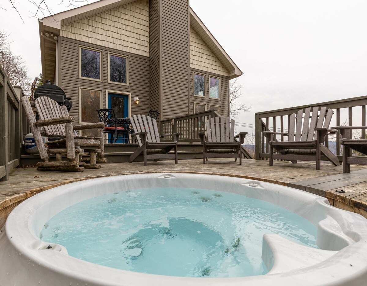Briarcliff Mtn View Lodge -Hottub, firepit, views