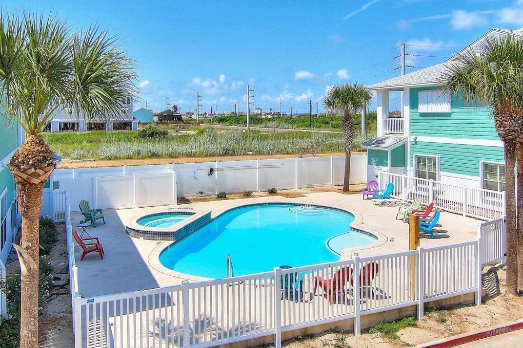 MC13  Shared Pool, Close to Beach, Garage Access!