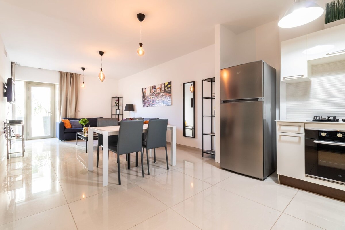 Designer 1 Bedroom Apartment/Parking City Center