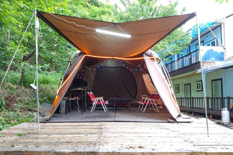 맑은 물이 흐르는 계곡을 보며 시원한 휴가를 보낼 수 있는 숙소의 캠핑(텐트)