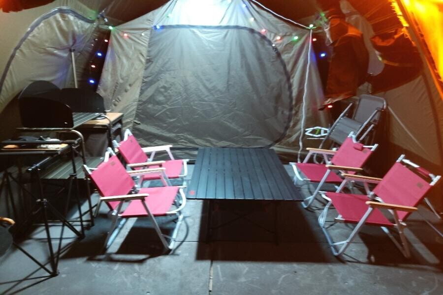 맑은 물이 흐르는 계곡을 보며 시원한 휴가를 보낼 수 있는 숙소의 캠핑(텐트)