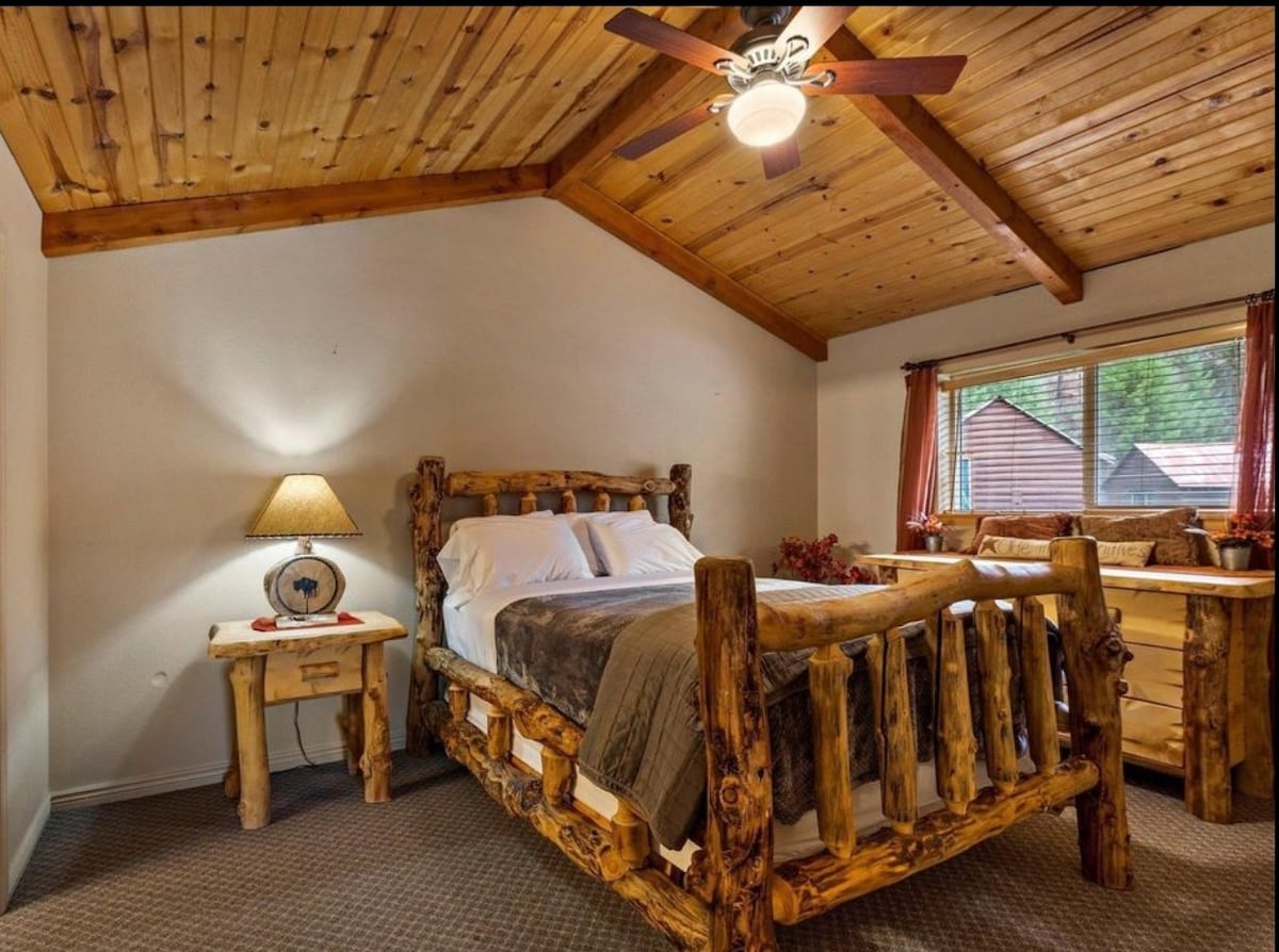 Cabin 1 at Southfork Lodge- sleeps up to 2