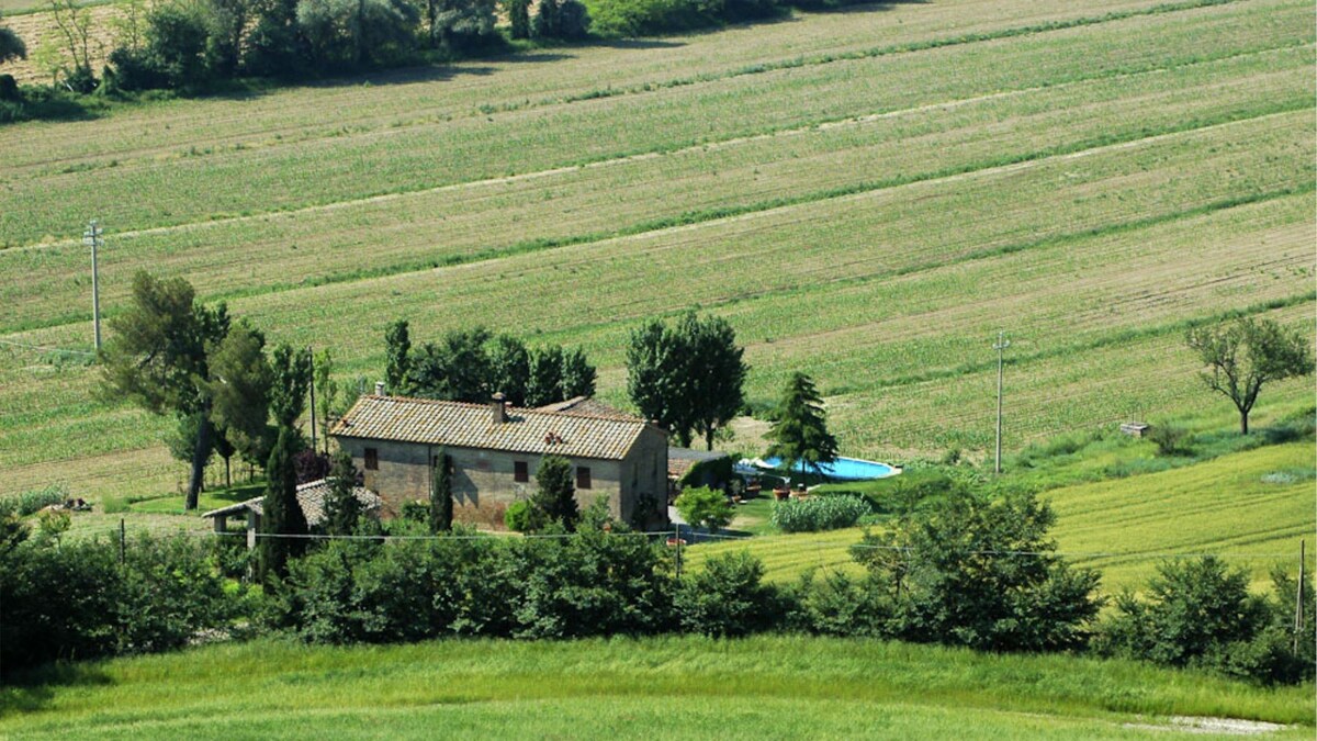 Casalunga, beautiful farmhouse with swimming pool