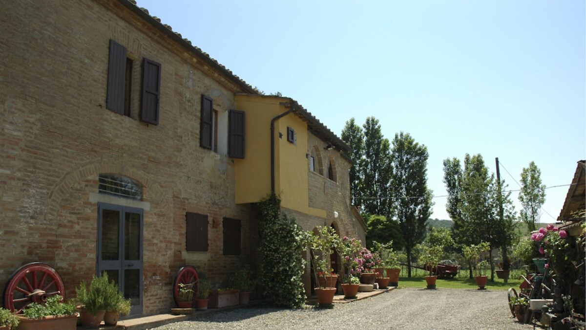Casalunga, beautiful farmhouse with swimming pool