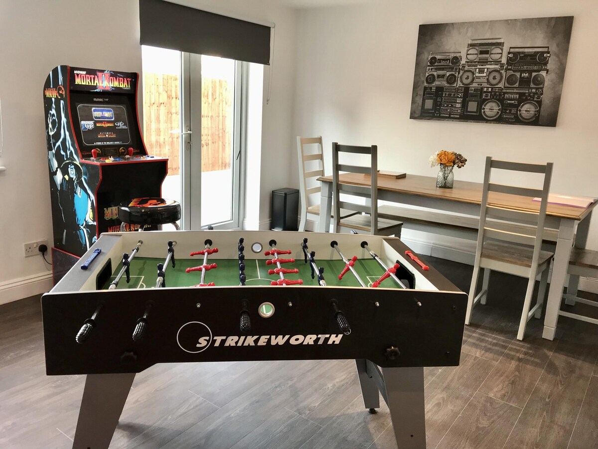 Villa with Games room - Sleeps 8, free parking