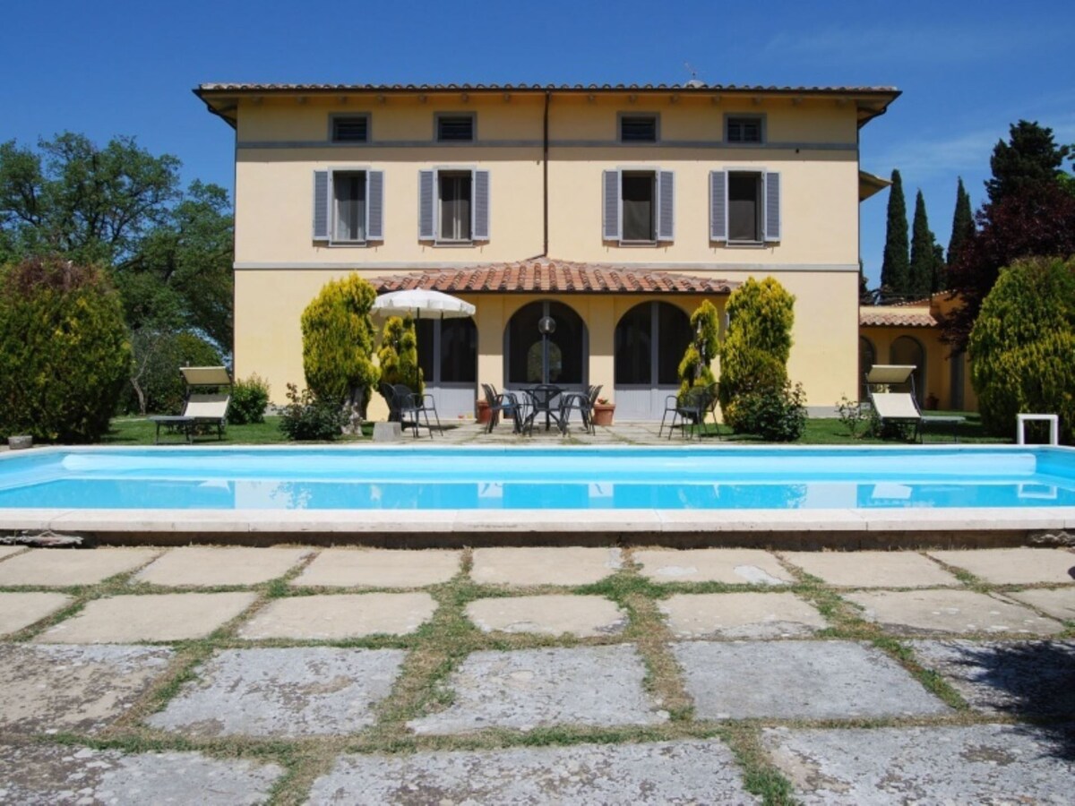 宽敞别墅，可容纳15位房客。私人泳池。Trasimeno