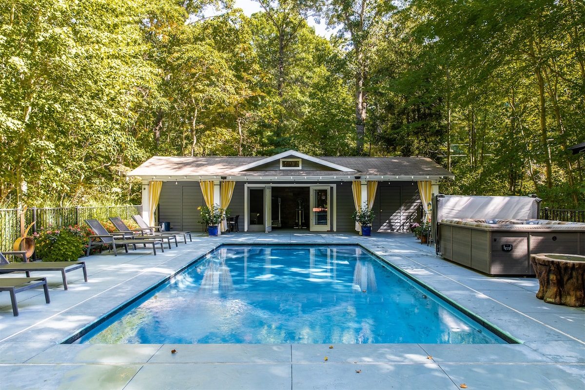 Gorgeous Pool & Hot Tub on Quiet Lot Close to Lake