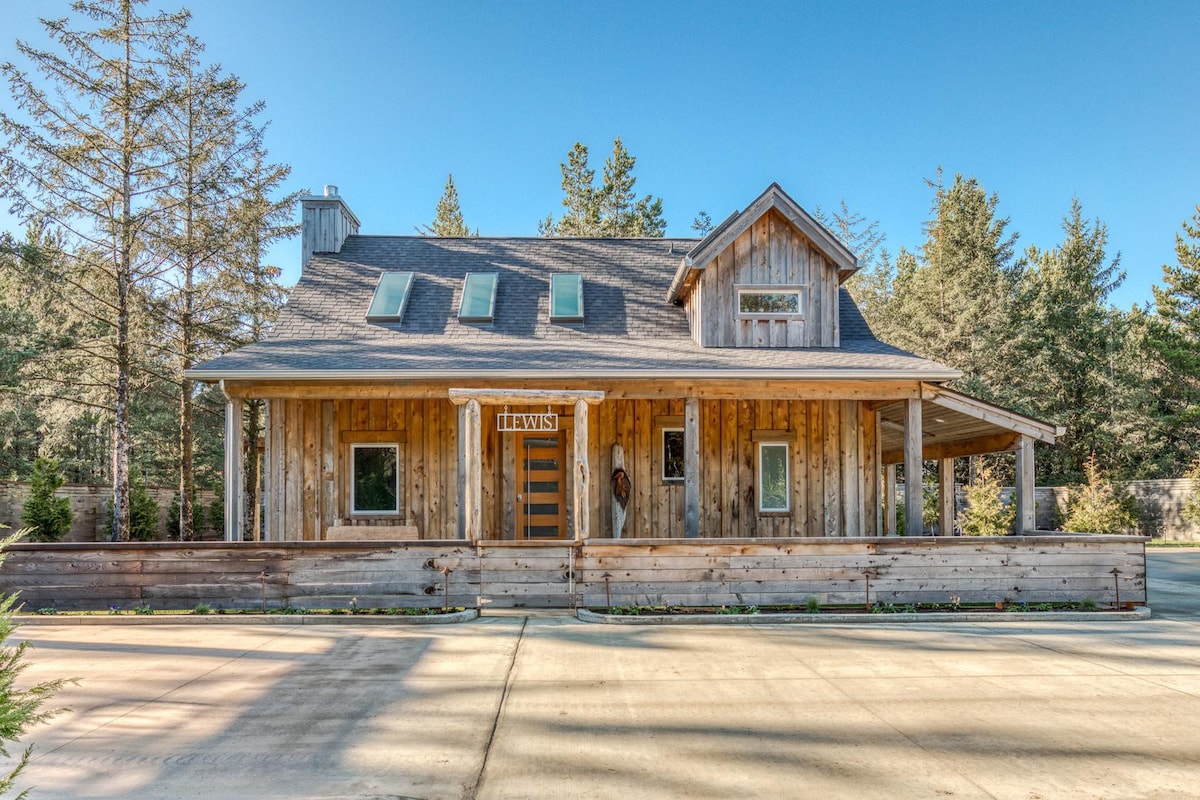 Boutique cabin. High end. Hot Tub. Path to Beach