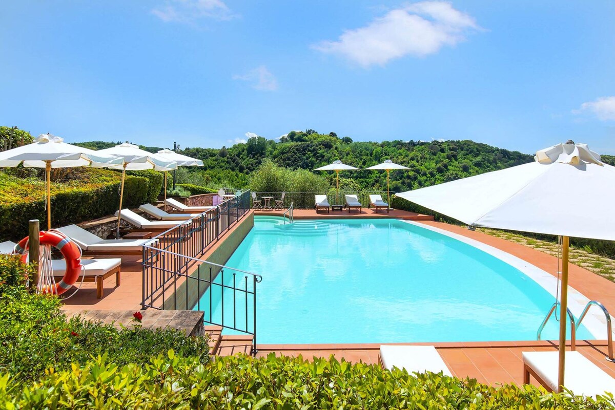Lovely villa with pool in splendid panoramic locat