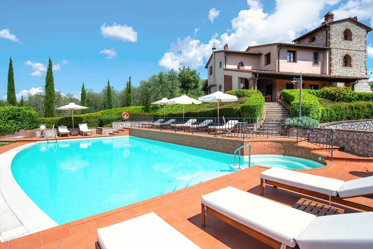 Lovely villa with pool in splendid panoramic locat