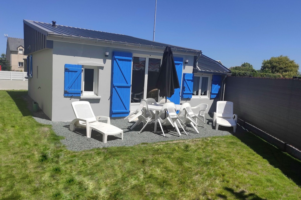 Pretty cottage near sandy beach in the Cotentin