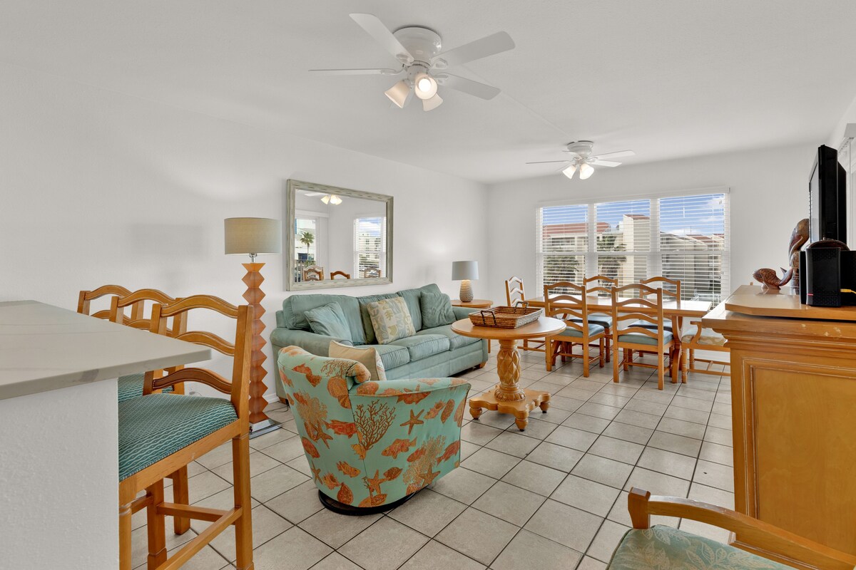 Casual family condo with pool & BBQ! Sleeps 8