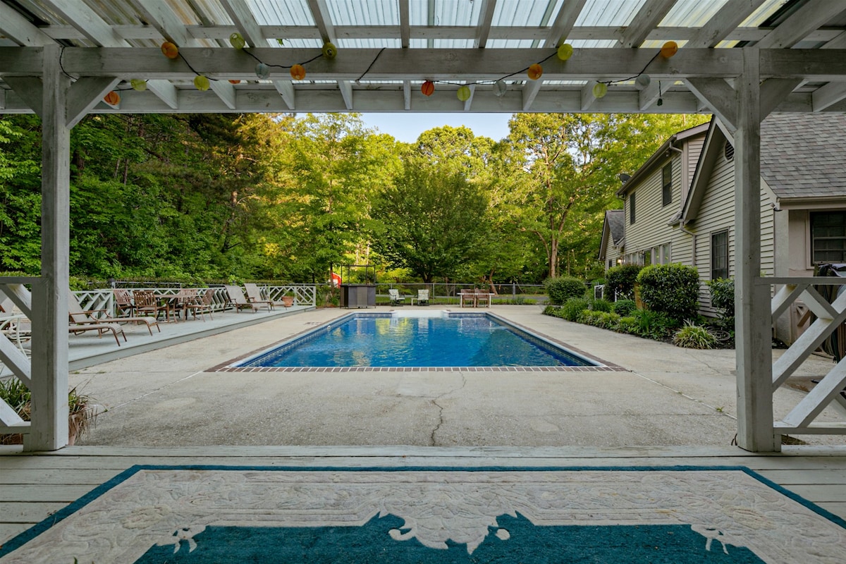 Poolside Escape - Luxurious Home w/Private Pool