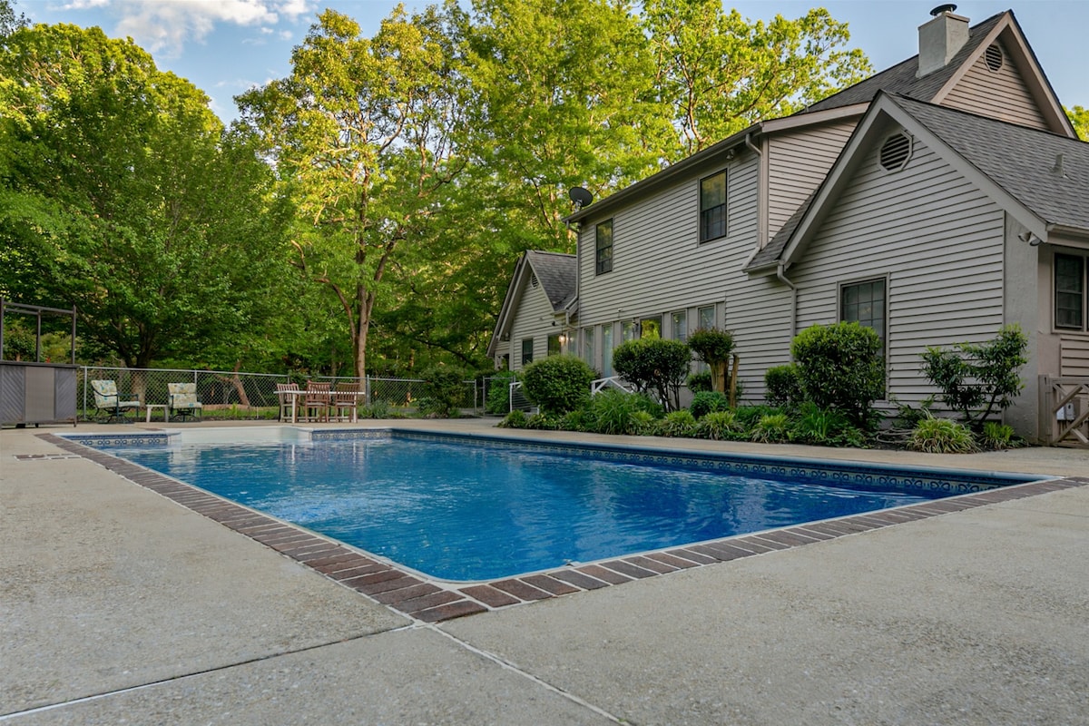 Poolside Escape - Luxurious Home w/Private Pool