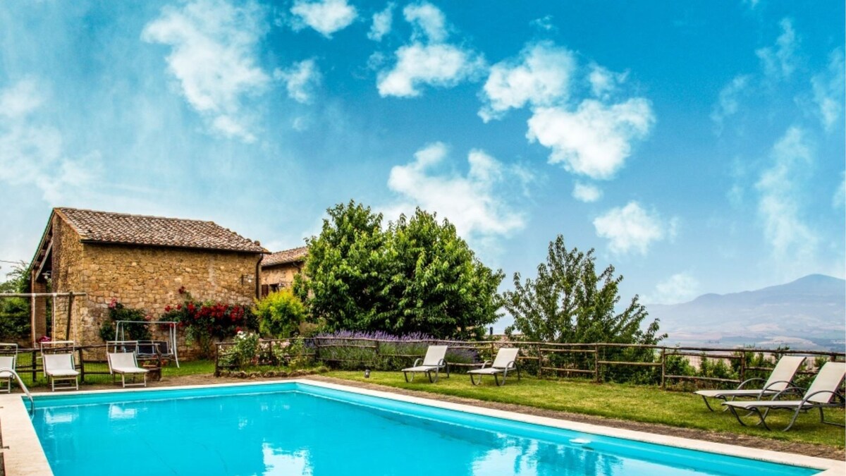 Splendid Villa in Val d'Orcia with private pool