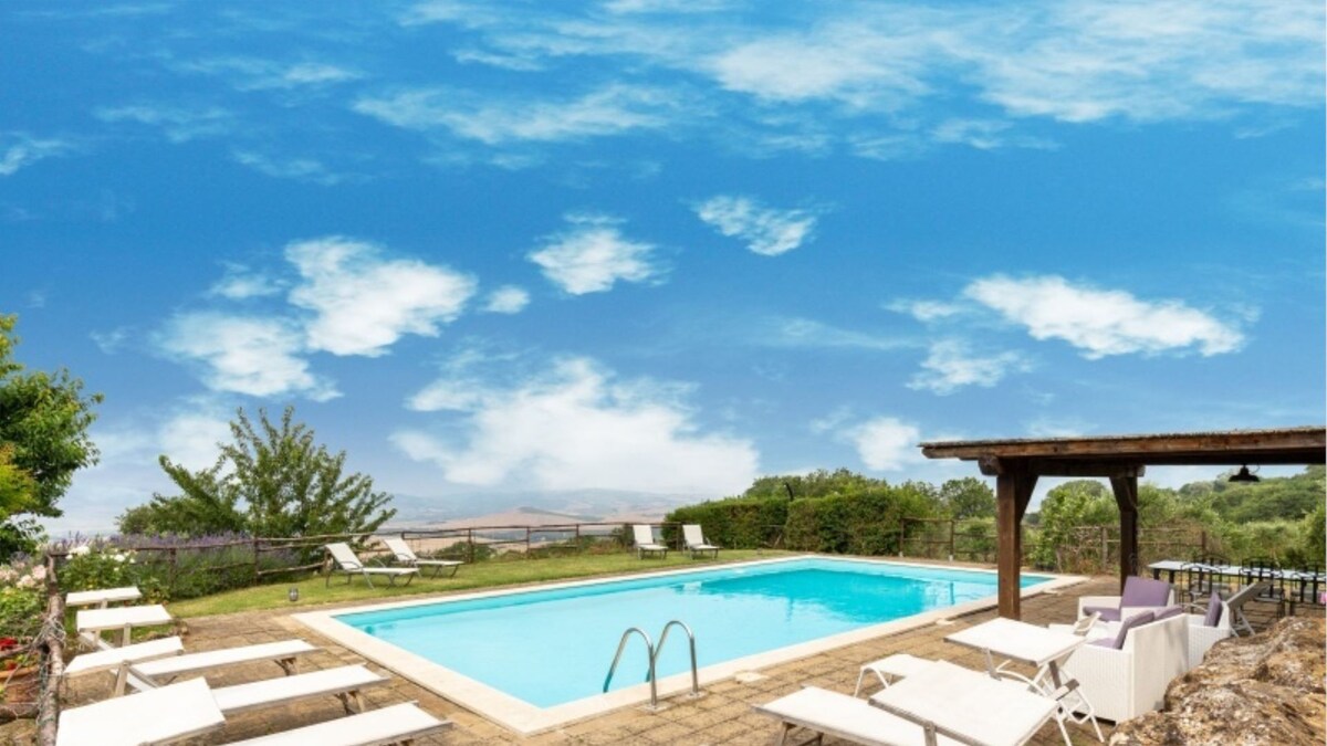 Splendid Villa in Val d'Orcia with private pool