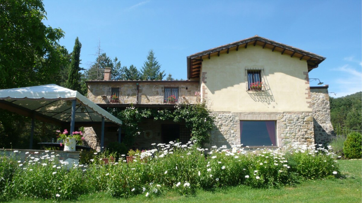 Villa La Felce, a typical Tuscan farmhouse surroun