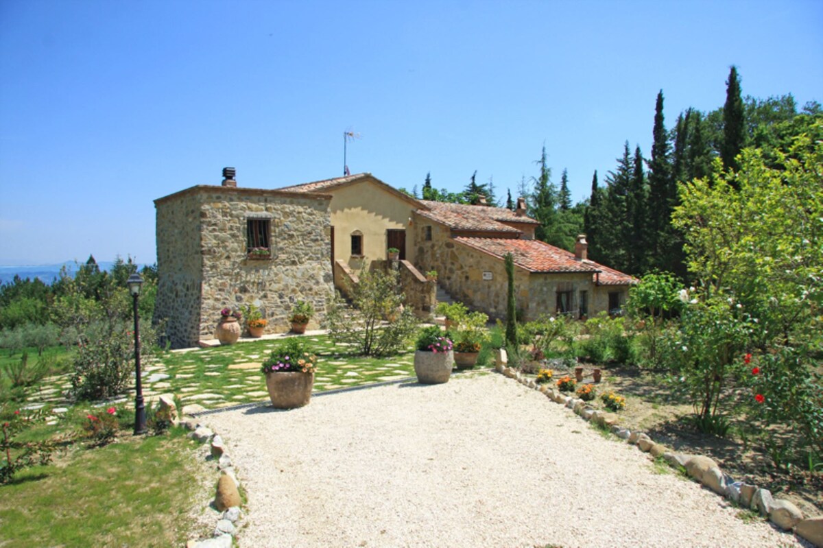 Villa La Felce, a typical Tuscan farmhouse surroun