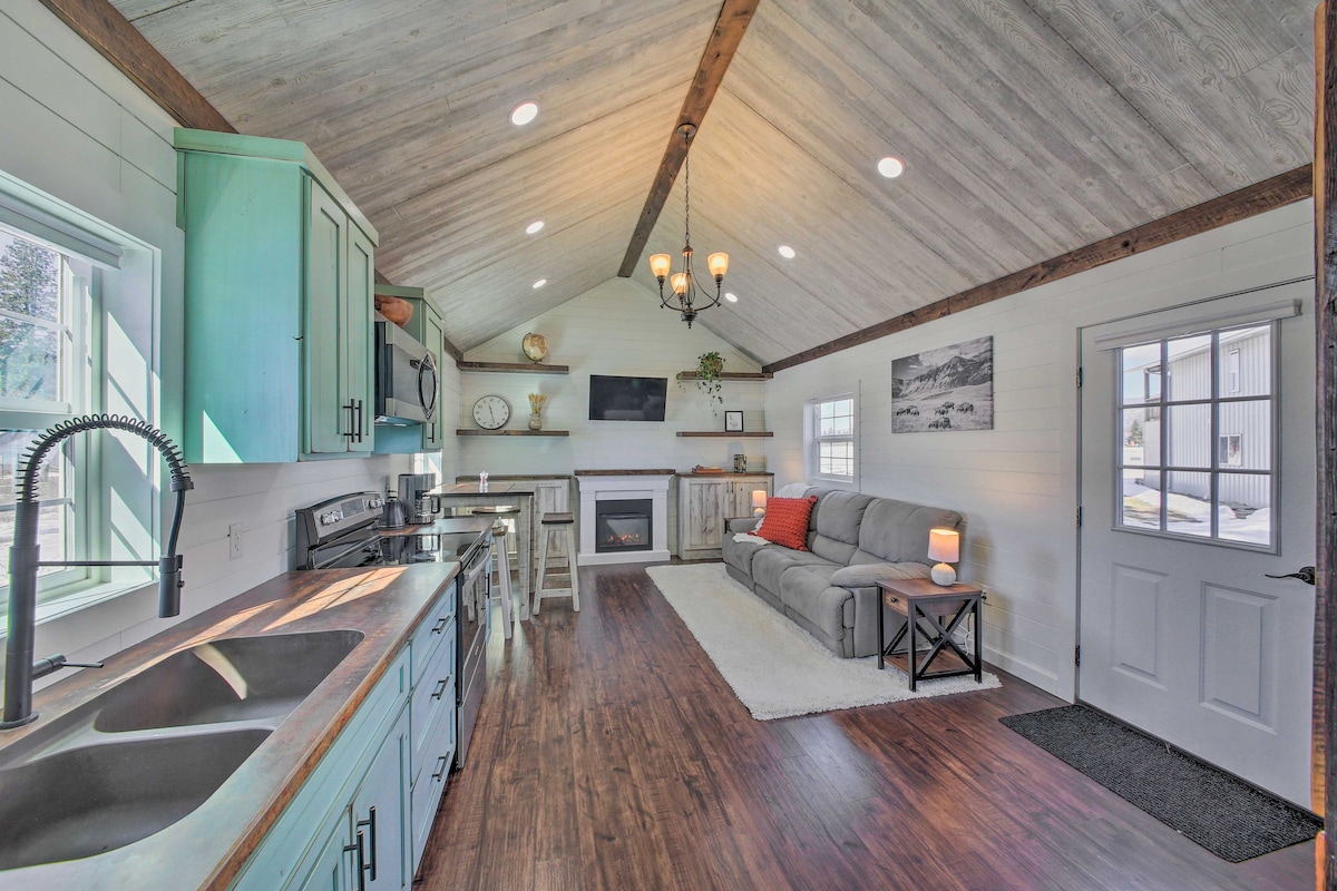 Contemporary Cabin w/ Mountain Views & Deck