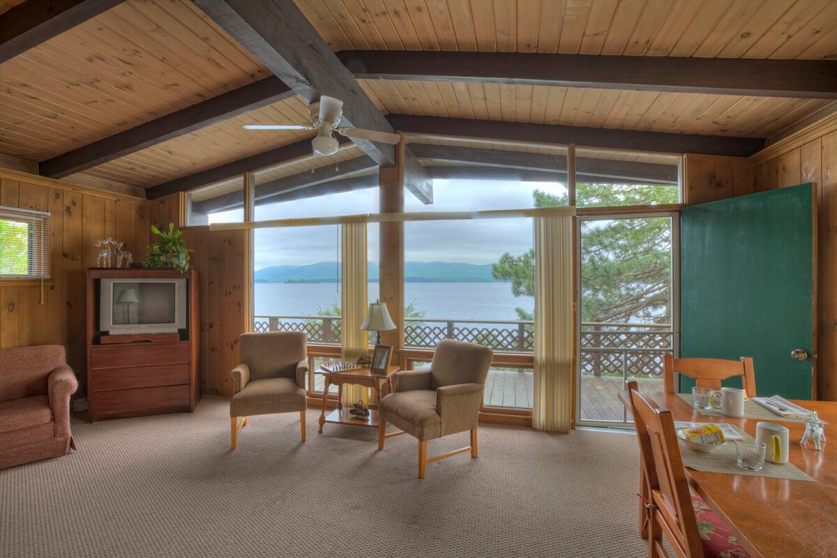Beautiful Lakefront Cabin just steps from the Lake