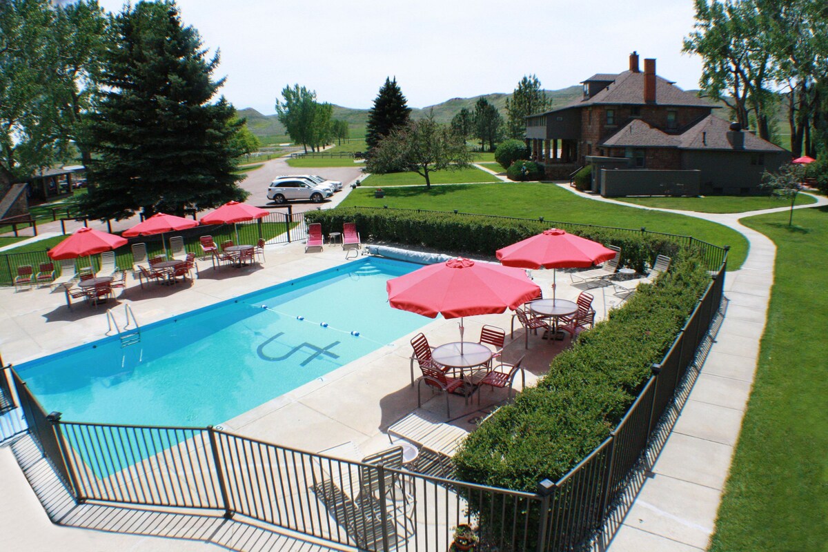 Vacation Is Calling! Outdoor Pool, Free Parking!